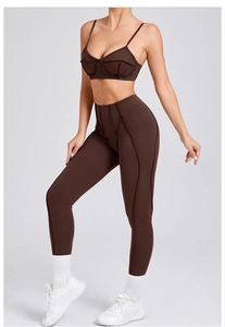 Detailweergave van bruine sportset met 3D-stikselpanelen en hoge taille legging