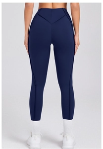 Dettaglio posteriore dei pantaloni yoga blu scuro a vita alta con cuciture a V