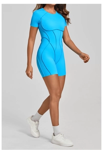 Détail du combishort de yoga bleu vif avec coutures 3D incurvées uniques sur le devant