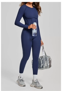 Dettaglio della tuta sportiva blu navy aderente con cuciture che valorizzano la figura