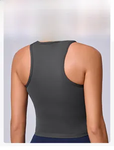 Dettaglio del gilet sportivo grigio scuro con design a vogatore e spalline larghe