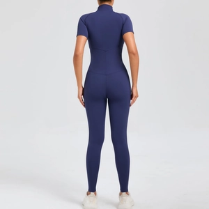 Eng anliegender dunkelblauer Yoga-Jumpsuit mit Stehkragen und formgebenden Rückennähten