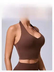 Gros plan sur brassière de sport marron dos nu et décolleté plongeant pour yoga