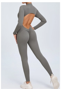 Détail du design dos nu et de la couture froncée sur la combinaison de yoga grise