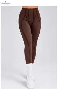 Dettaglio dei leggings yoga color caffè a vita alta con cuciture decorative elastiche