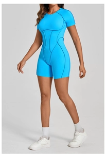 Détail du body de sport bleu avec coutures contrastées et lignes sculptantes pour le corps