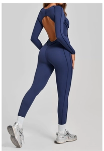 Dettaglio posteriore di una tuta da yoga blu navy a maniche lunghe con design a schiena scoperta