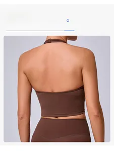Détail du soutien-gorge de yoga dos croisé montrant l'ourlet large et le tissu respirant