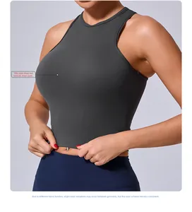 Dettaglio del crop top sportivo grigio antracite a collo alto senza imbottitura