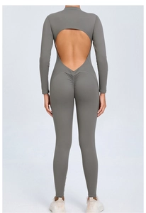 Vue arrière d'une combinaison de yoga grise avec dos nu et détail de fessier froncé