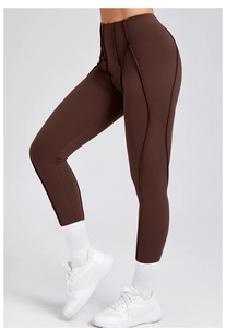 Dettaglio dei leggings da yoga a vita alta marrone scuro con cuciture e finitura opaca