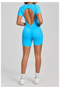 Détail du design dos nu découpé du body de fitness bleu clair avec coutures professionnelles