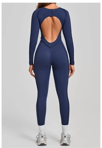 Dettaglio della tuta sportiva blu navy senza schiena con taglio a cuore sulla parte posteriore