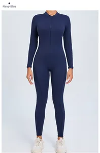 Vue détaillée de la combinaison de yoga bleu marine à manches longues avec demi-zip frontal