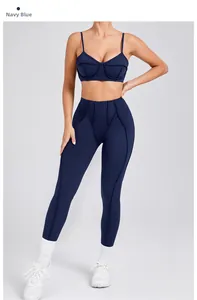 Detail van de marineblauwe yogaset met golfpatroon stiksels op de hoge taille legging