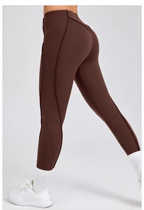 Dettaglio dei pantaloni da yoga marroni a vita alta con cuciture modellanti sportive