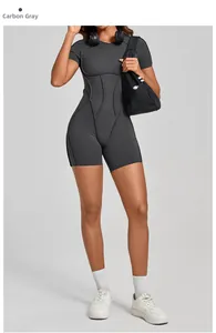 Détail du body gris anthracite à manches courtes avec coutures galbantes et dos nu
