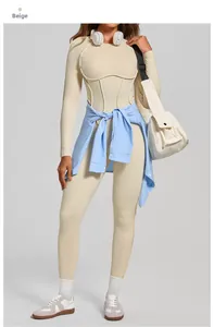 Dettaglio della tuta fitness beige con cuciture stile corsetto e maniche lunghe
