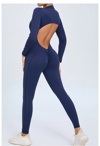 Détail de la combinaison de yoga bleu marine avec dos nu et effet galbant sur les fesses