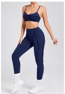 Detailweergave van de marineblauwe yogaset met verticale naden en hoge taille legging