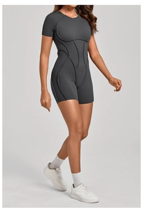 Détail macro du body de yoga gris foncé hautement extensible avec coutures incurvées
