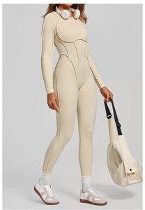 Dettaglio delle cuciture strutturate su body sportivo beige chiaro a maniche lunghe elastico