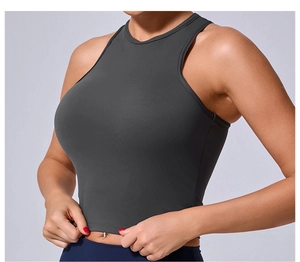 Dettaglio del crop top sportivo grigio scuro in tessuto elastico ad asciugatura rapida