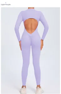 Vue arrière d'une combinaison de yoga lilas avec dos nu et effet galbant sur les fesses