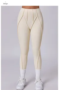 Dettaglio dei pantaloni da yoga beige a vita alta con cuciture geometriche 3D