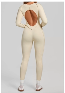 Dettaglio della profonda schiena scoperta con cuciture su body da yoga beige