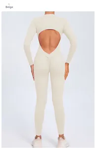 Détail d'une combinaison de yoga crème avec dos nu et couture froncée pour l'effet push-up