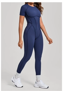 Détail de la combinaison de yoga bleu marine avec coutures ergonomiques galbantes