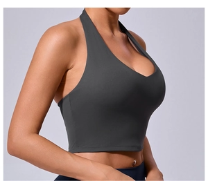 Détail de la brassière de sport dos nu gris foncé sans couture en tissu mat élastique