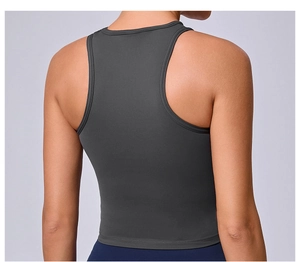 Dettaglio posteriore di una canotta sportiva grigio scuro aderente per yoga e fitness