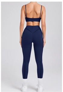 Detailweergave van yoga-leggings met hoge taille en V-vormige naden voor een liftend effect