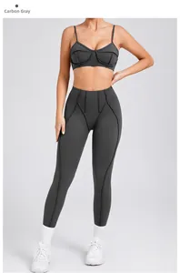 Detail van de donkergrijze sportset met geometrische stiksels op de legging en sportbeha