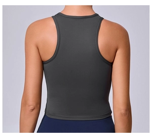 Dettaglio del design racerback sul top sportivo grigio antracite aderente per donna