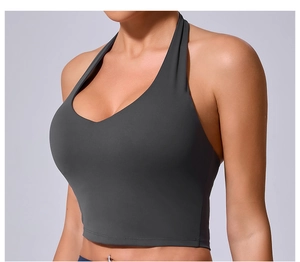 Vue détaillée de la brassière de sport grise avec col licou et tissu élastique de yoga
