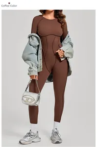 Dettaglio di una tuta sportiva marrone caffè aderente con design body yoga senza schiena
