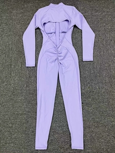 Détail du body de yoga violet montrant l'ouverture au dos et la texture froncée