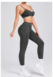 Detail van de donkergrijze yoga-set met hoge taille en structurele contraststiksels