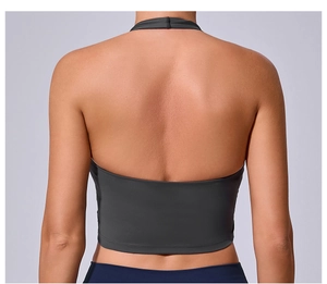 Vue détaillée du dos nu et du tissu élastique à séchage rapide sur le haut de sport