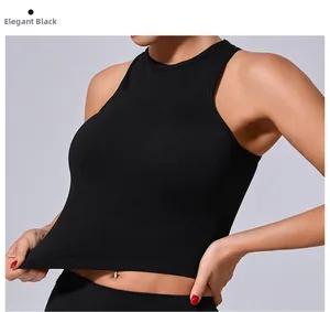 Dettaglio del crop top sportivo nero in tessuto elasticizzato ad asciugatura rapida