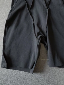 Détail de short de yoga noir sans couture avec coutures plates et ourlet à bord franc