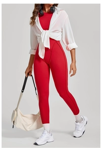 Détail de la combinaison de sport rouge montrant les coutures et le tissu compressif
