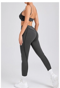 Detail van grijze yogaset met zwarte stiksels voor lichaamsvorming en liftende effecten