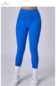 Dettaglio dei leggings da yoga blu reale con cuciture decorative geometriche moderne