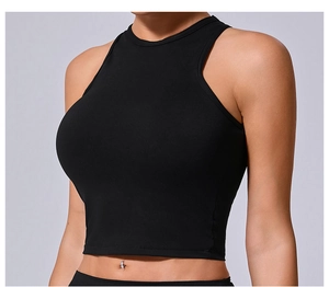 Dettaglio del crop top sportivo nero aderente con girocollo e tessuto elastico per fitness