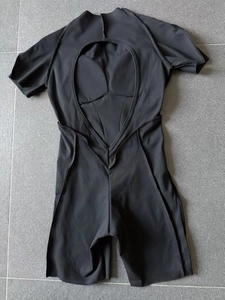 Détail d'un body de sport noir dos nu avec manches courtes et rembourrage intérieur intégré