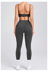 Detailweergave van de donkergrijze yoga legging met V-vormige naad voor een liftend effect